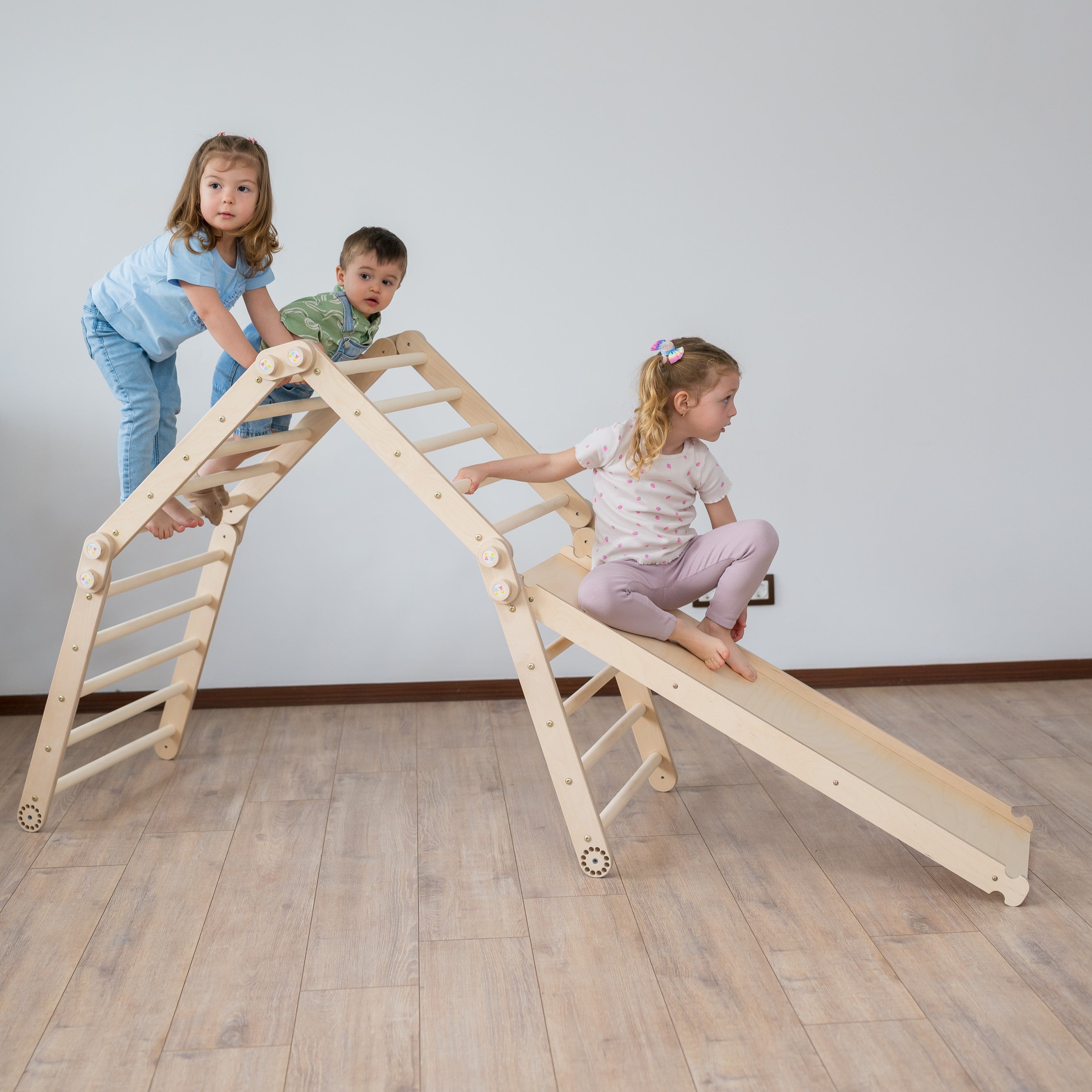 147_Triangle de Pikler modulable 4 modules avec rampe double face : grimper, glisser, explorer