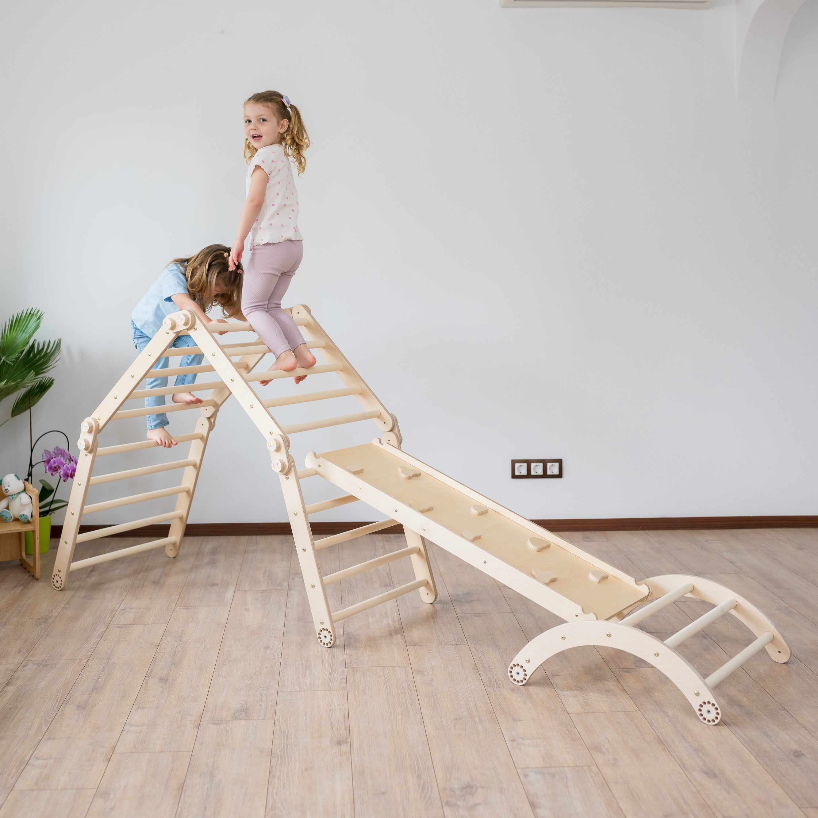 146_Triangle de Pikler d’escalade modulable (4 modules) avec rampe double face et arche de motricité