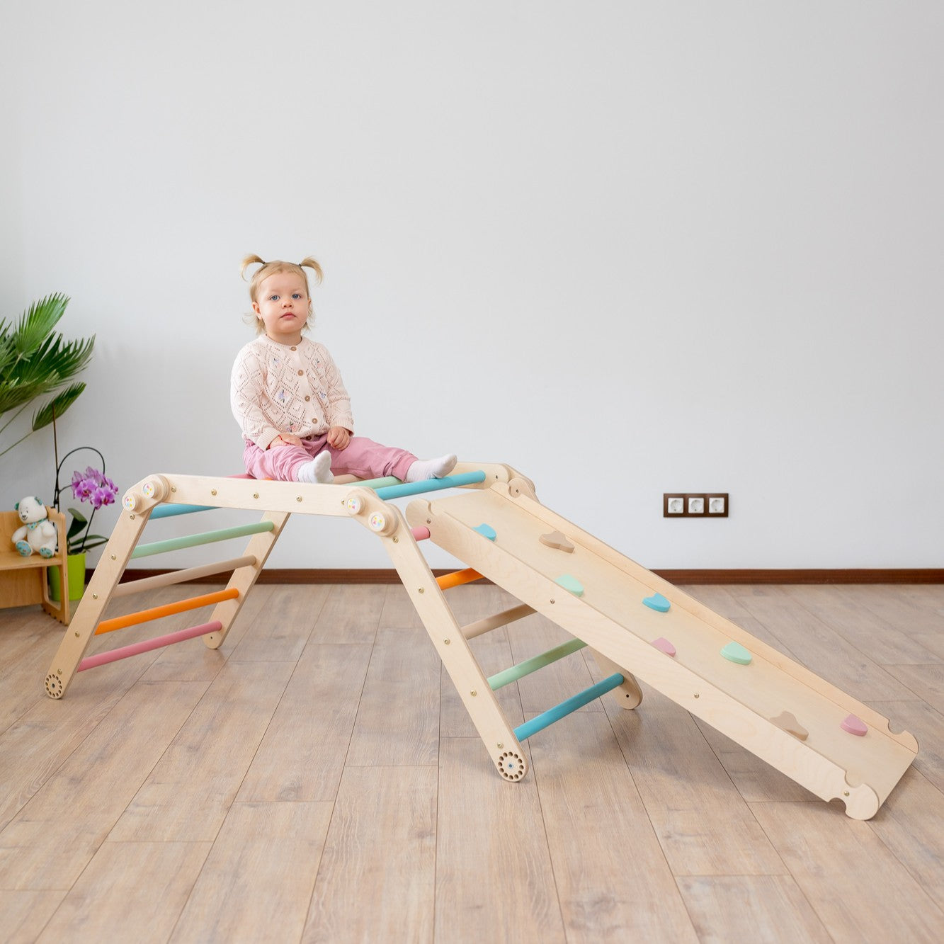 139_Mur suédois enfant avec rampe 2-en-1 et anneaux de gymnastique