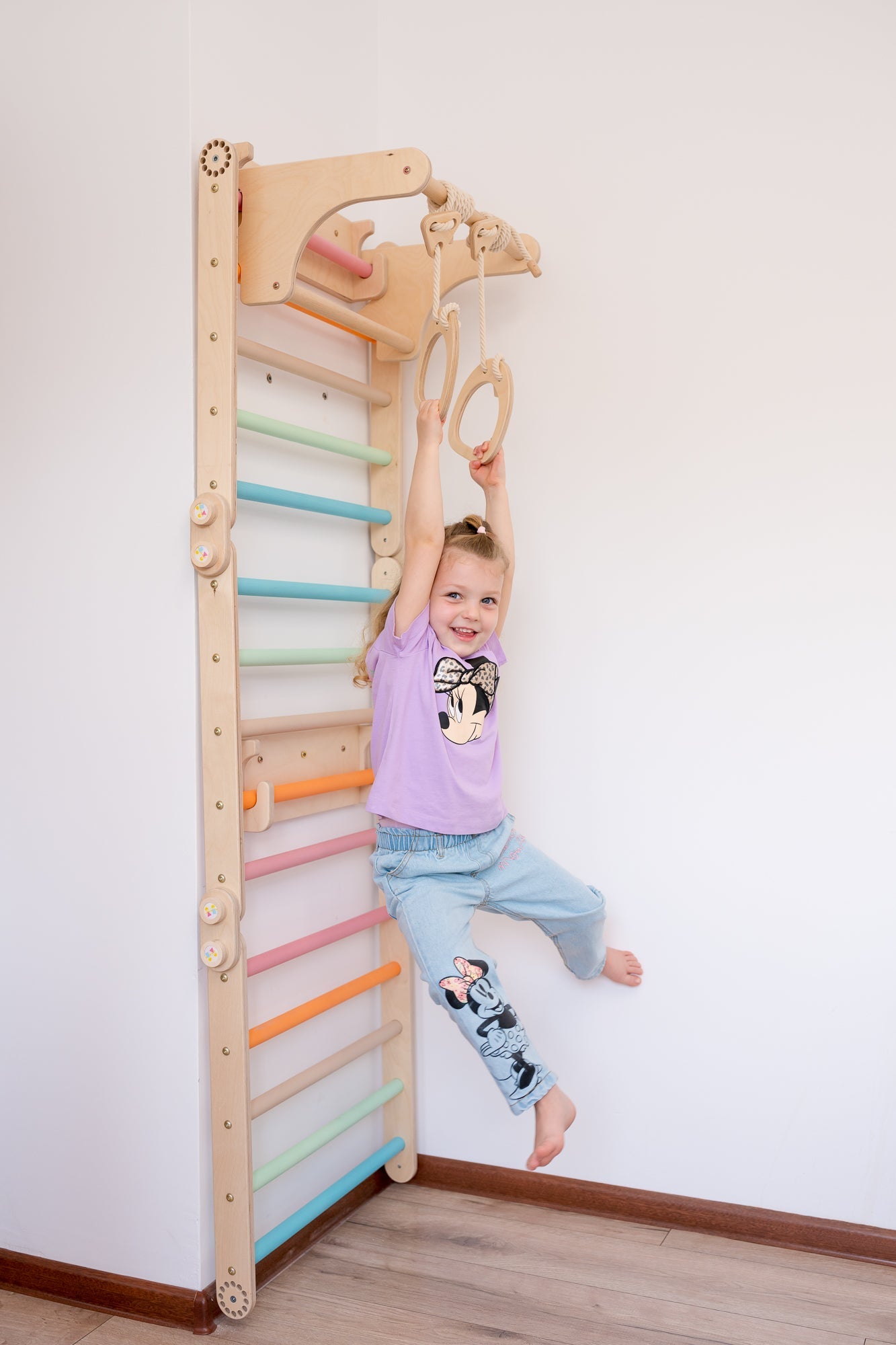 141_Mur suédois Montessori pour enfants avec anneaux, rampe escalade/toboggan 2-en-1, table, tabouret, balançoire-disque et corde d’escalade