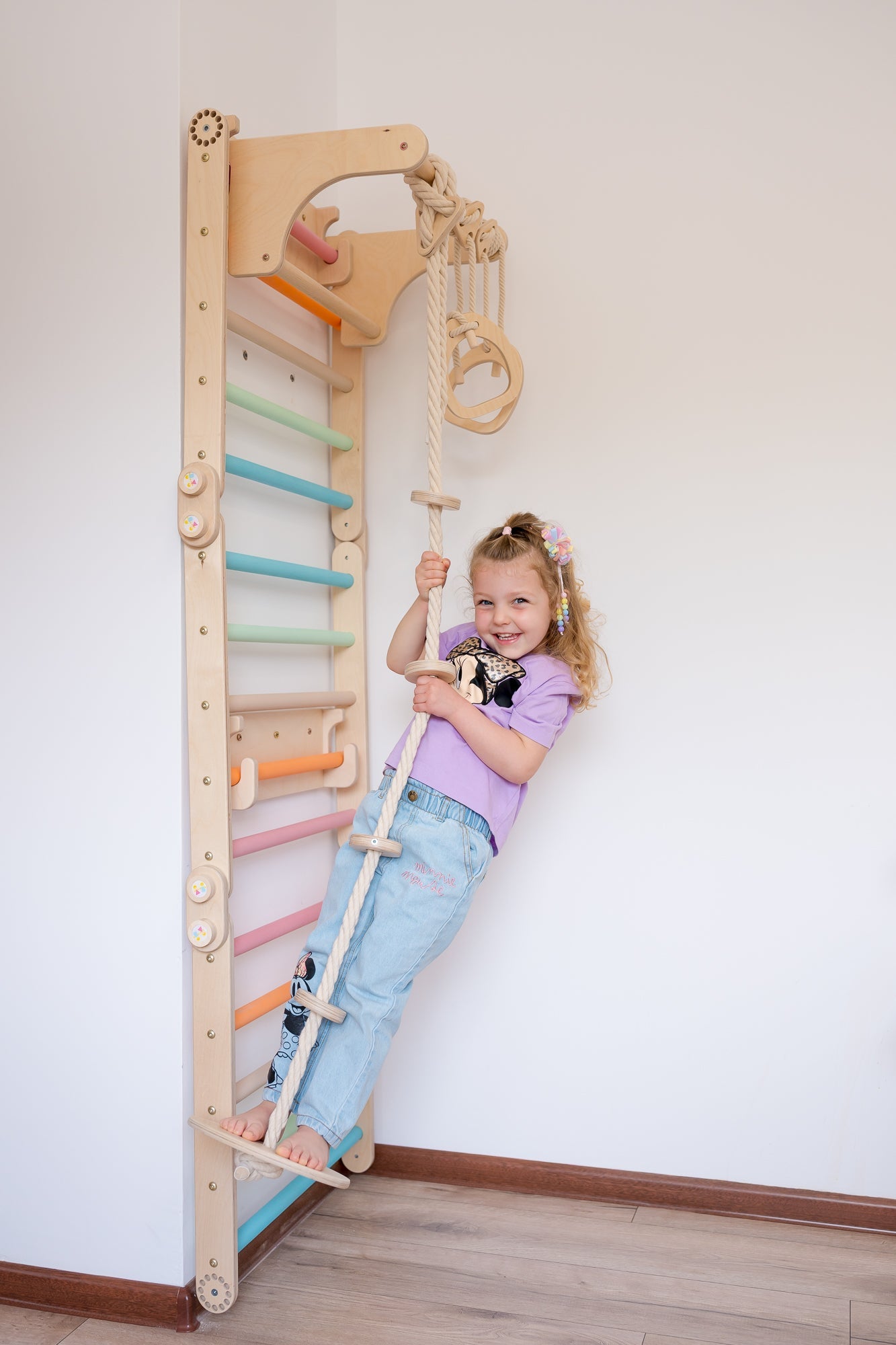 121_Mur suédois enfant avec anneaux de gymnastique et disque 2-en-1 (balançoire + corde d’escalade)