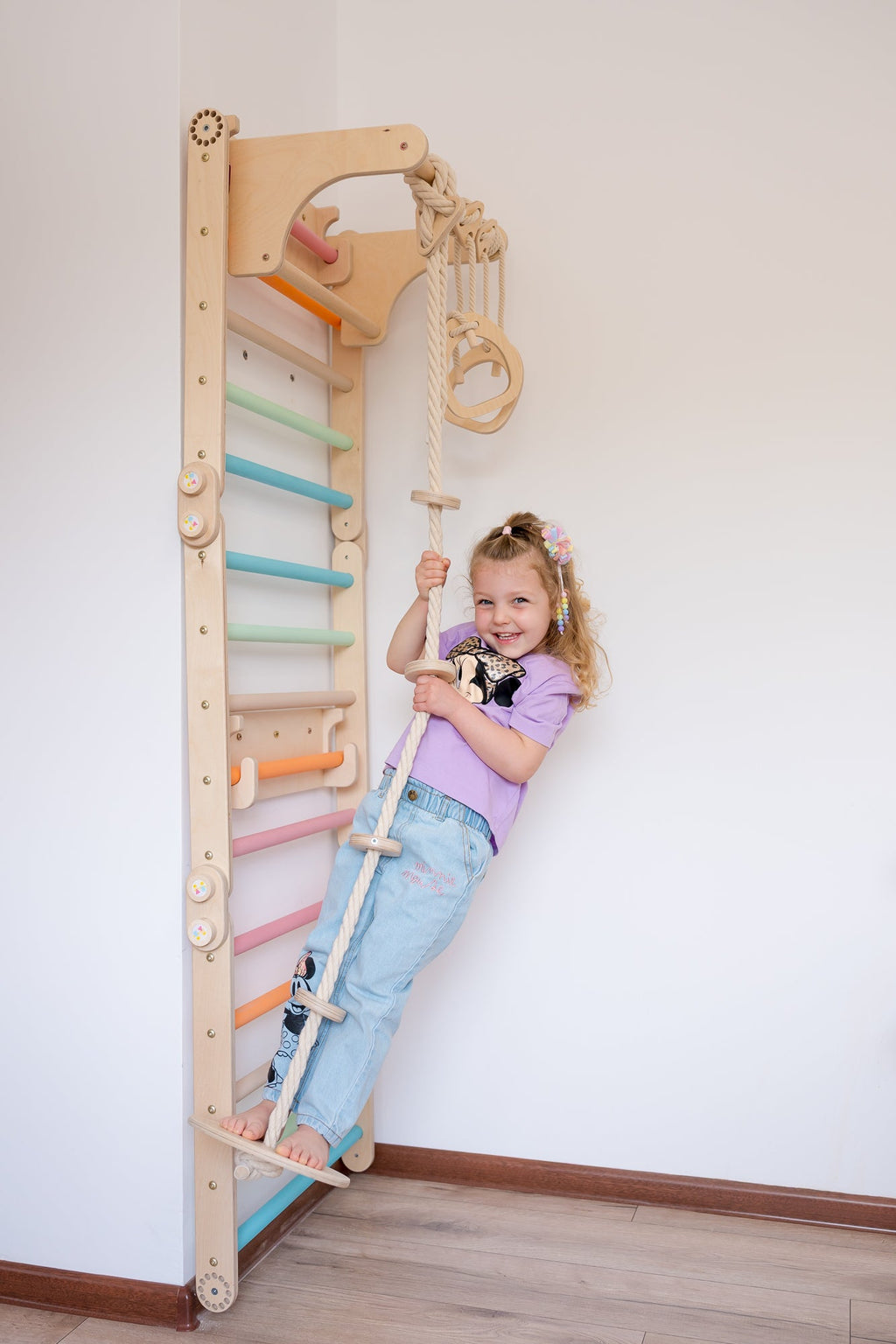 112_Mur suédois pour enfants avec anneaux de gymnastique et disque en bois 2-en-1 (balançoire + corde d’escalade)