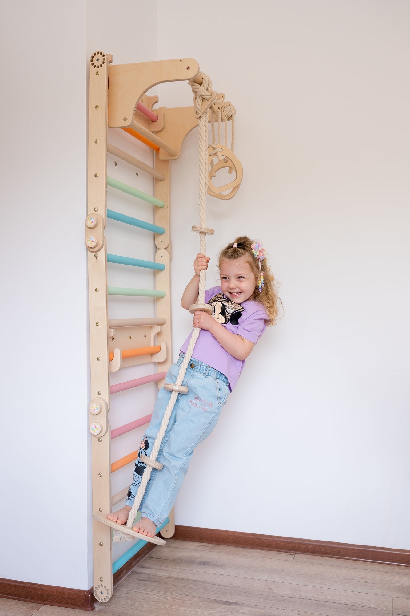 141_Mur suédois Montessori pour enfants avec anneaux, rampe escalade/toboggan 2-en-1, table, tabouret, balançoire-disque et corde d’escalade