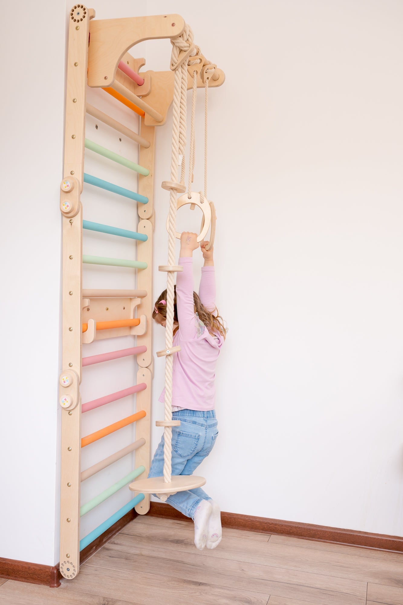 113_Mur suédois pour enfants avec rampe 2-en-1, anneaux de gymnastique et disque en bois 2-en-1 (balançoire et corde à grimper)