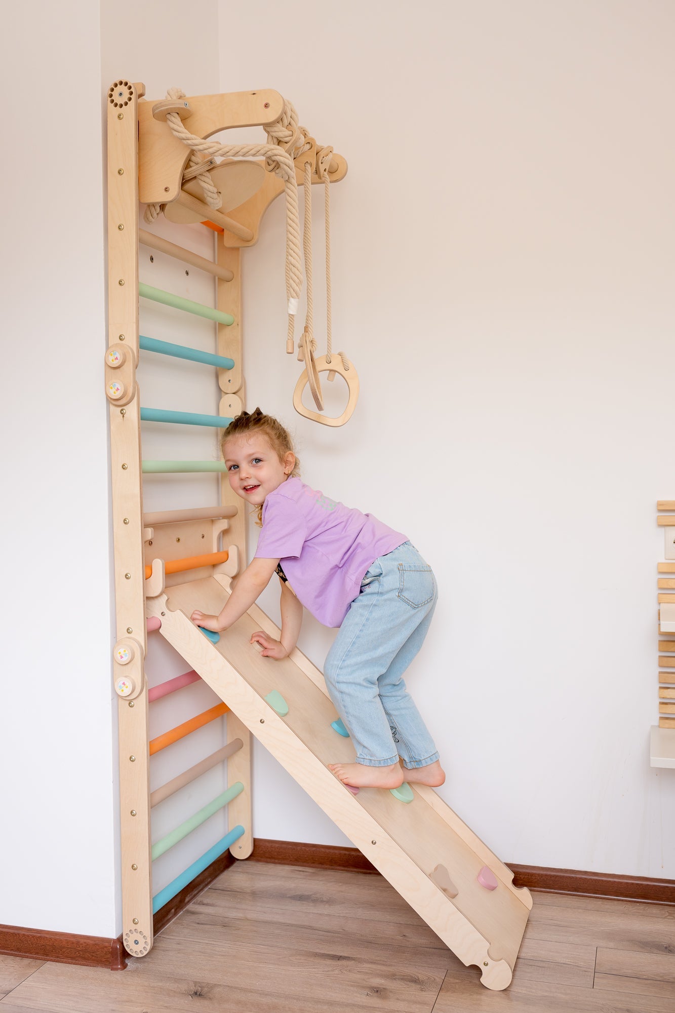 140_Mur suédois pour enfants avec anneaux de gymnastique, accessoire table et chaise