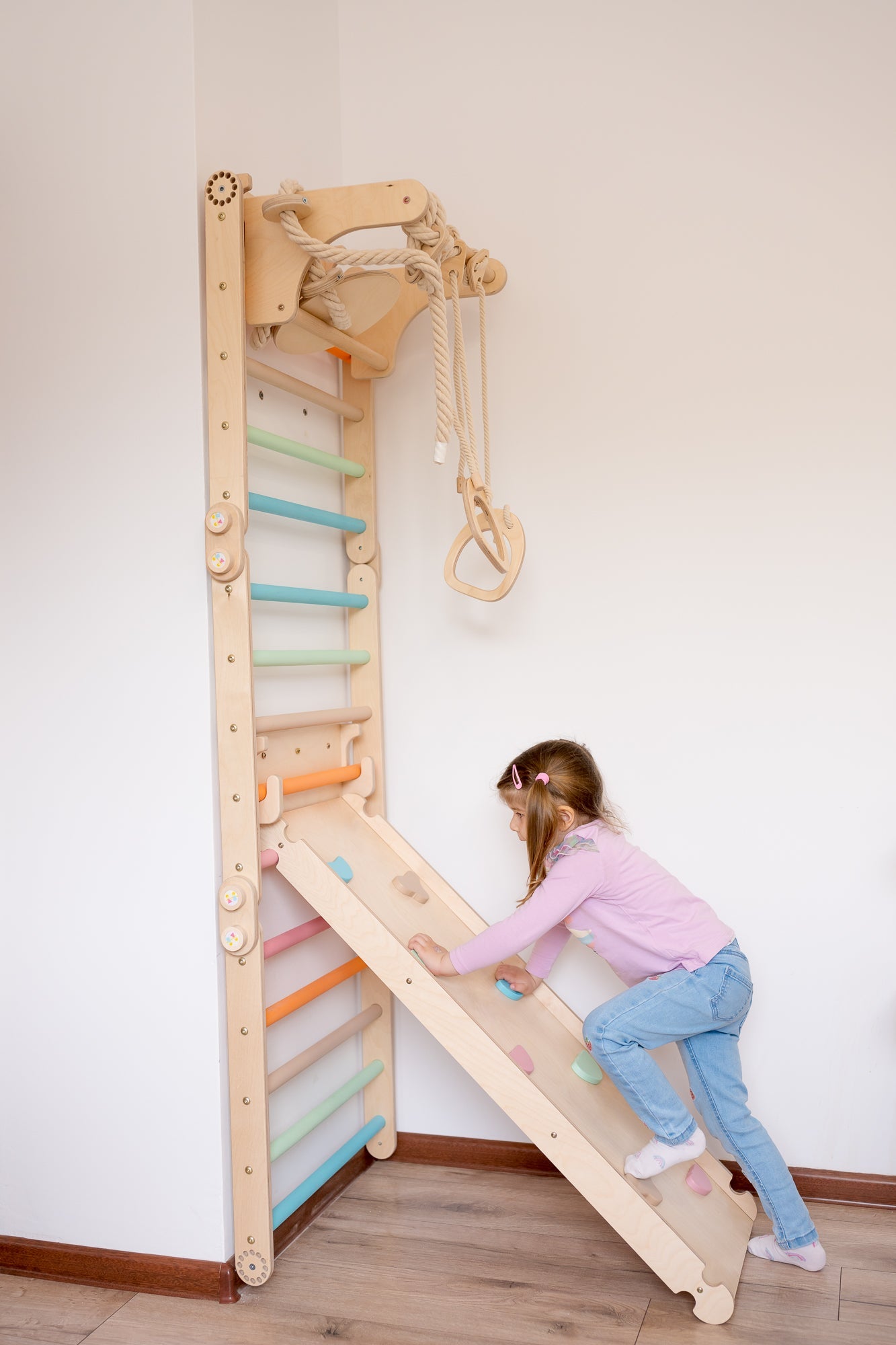 113_Mur suédois pour enfants avec rampe 2-en-1, anneaux de gymnastique et disque en bois 2-en-1 (balançoire et corde à grimper)