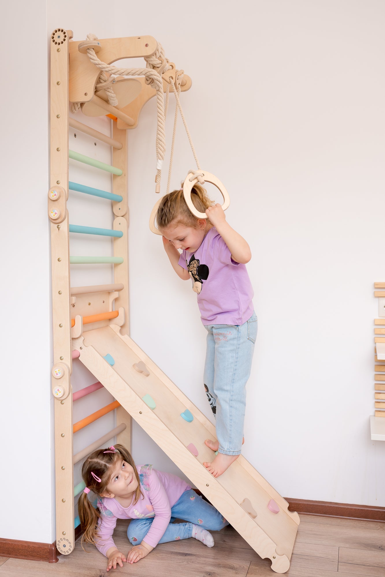 113_Mur suédois pour enfants avec rampe 2-en-1, anneaux de gymnastique et disque en bois 2-en-1 (balançoire et corde à grimper)