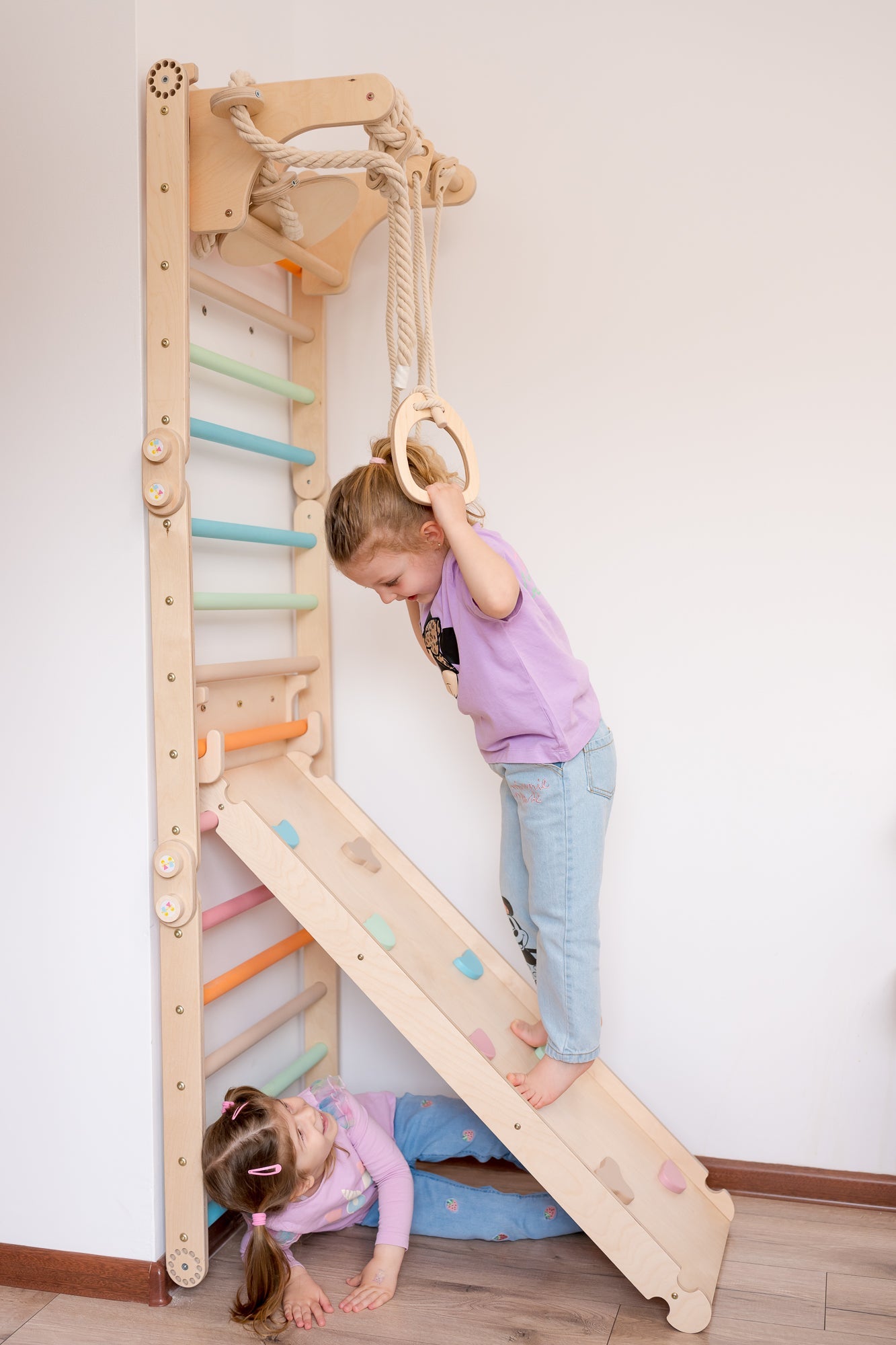 139_Mur suédois enfant avec rampe 2-en-1 et anneaux de gymnastique