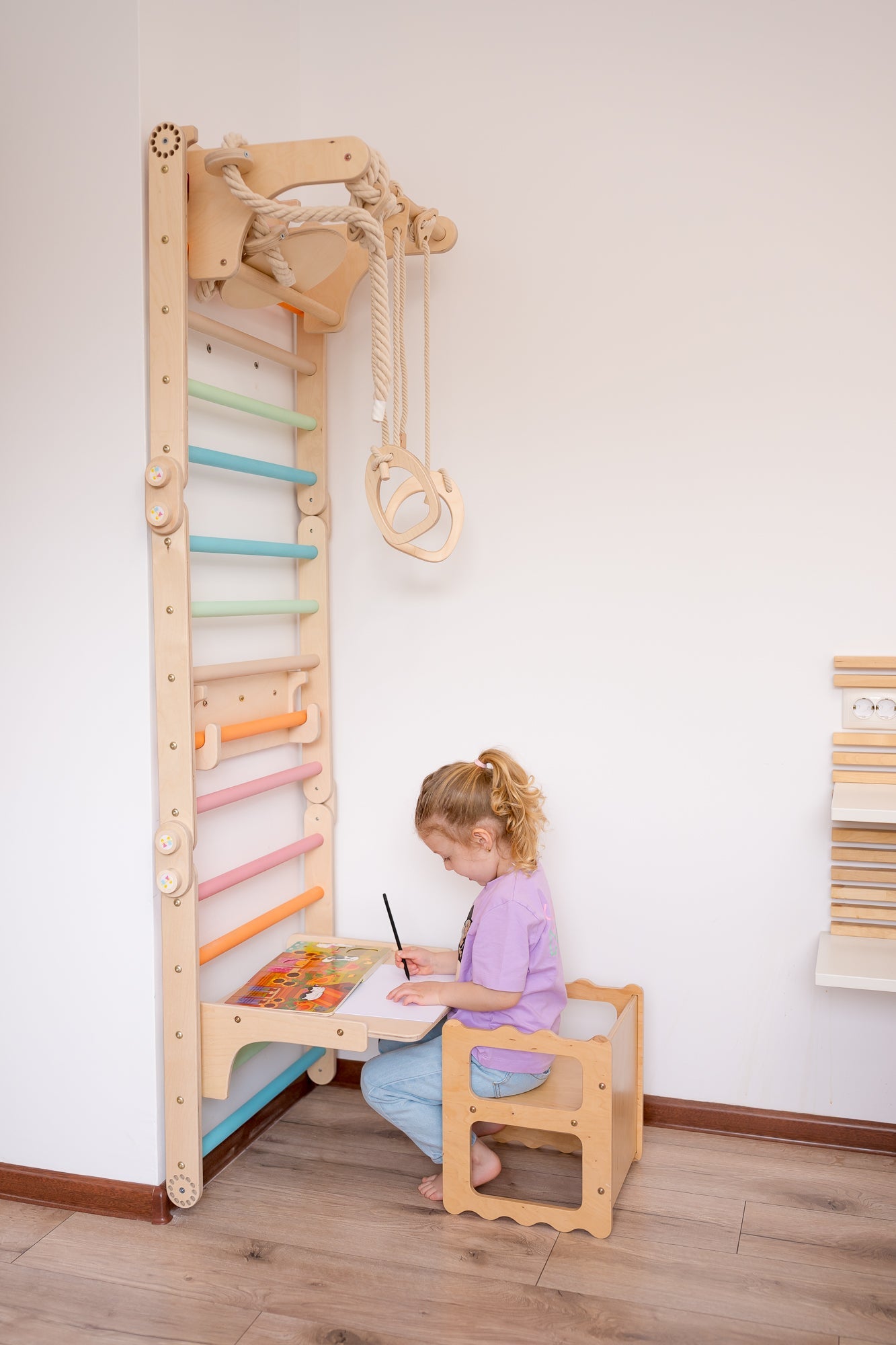 140_Mur suédois pour enfants avec anneaux de gymnastique, accessoire table et chaise