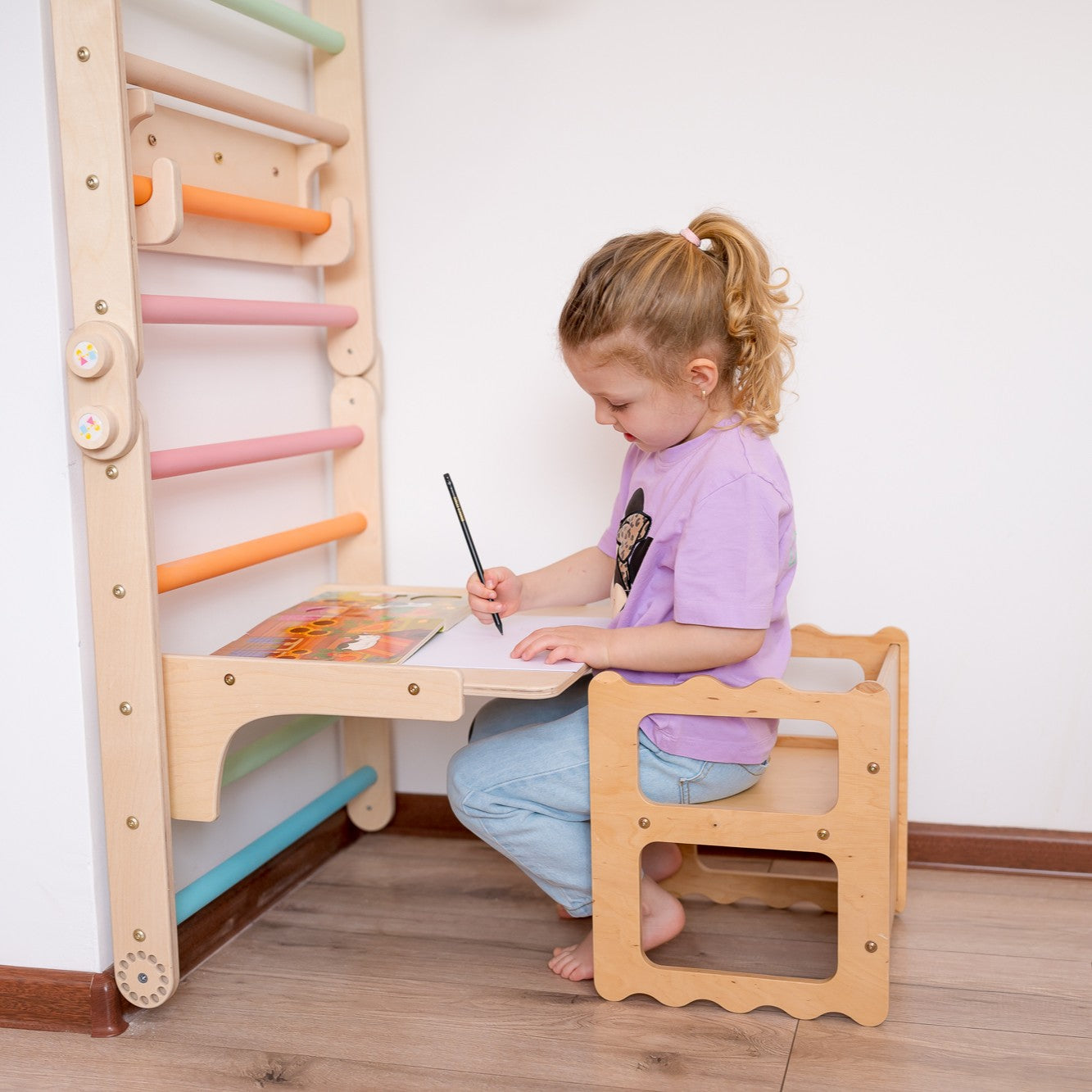 141_Mur suédois Montessori pour enfants avec anneaux, rampe escalade/toboggan 2-en-1, table, tabouret, balançoire-disque et corde d’escalade