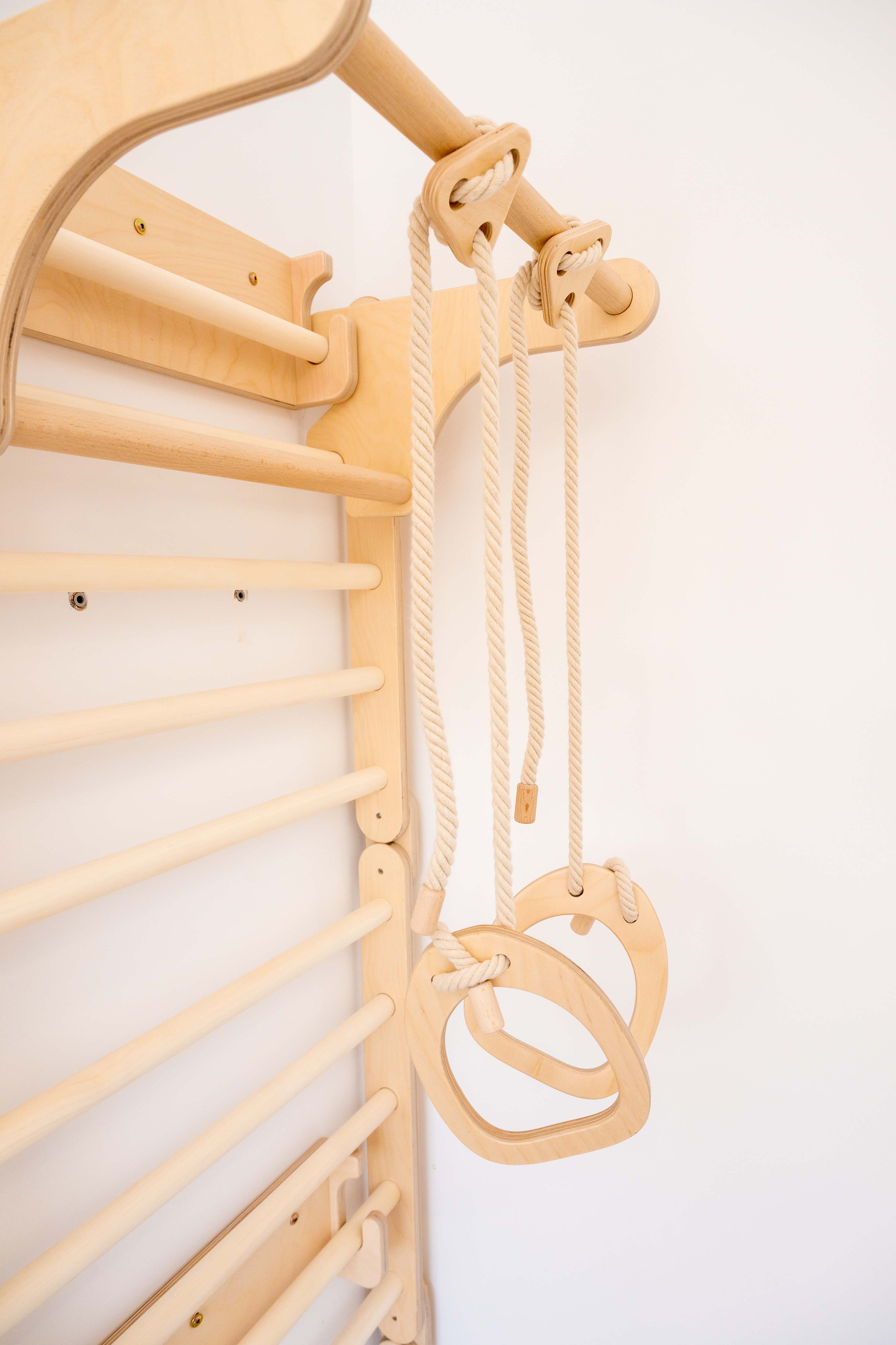 138_Mur suédois de motricité pour enfants avec anneaux de gymnastique