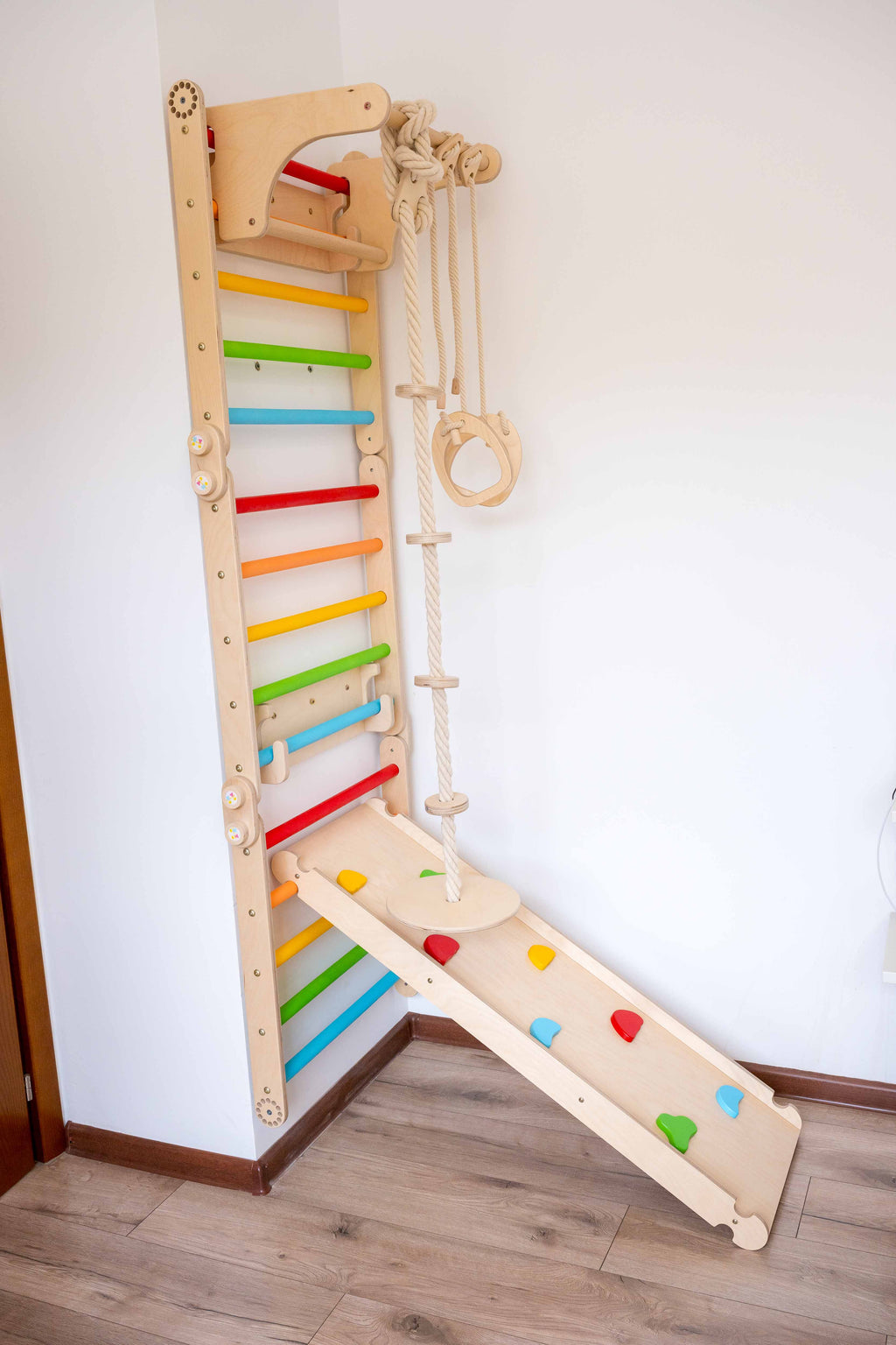 120_Mur suédois enfant modulable – 3 échelles + rampe + anneaux + corde/balançoire