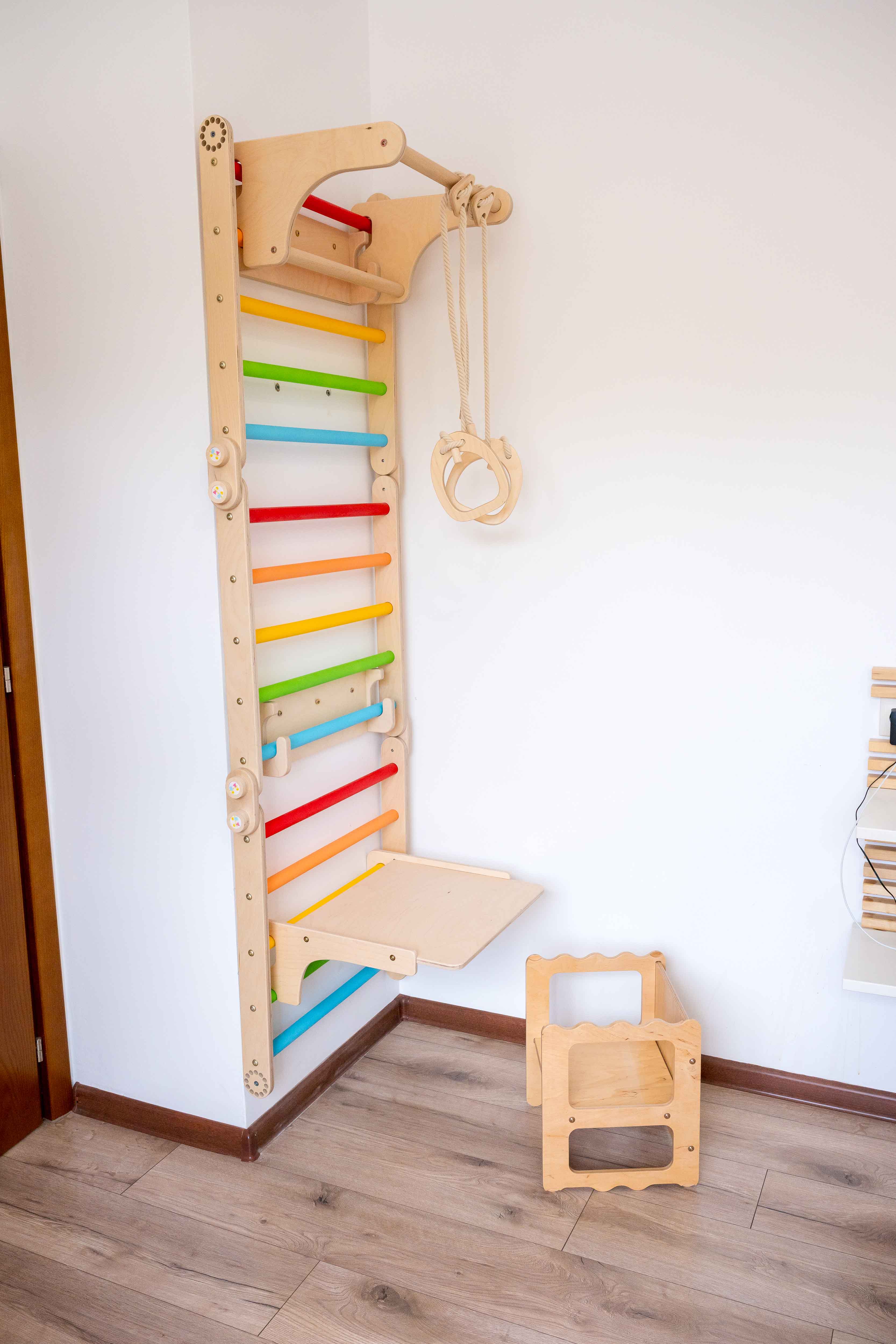 141_Mur suédois Montessori pour enfants avec anneaux, rampe escalade/toboggan 2-en-1, table, tabouret, balançoire-disque et corde d’escalade