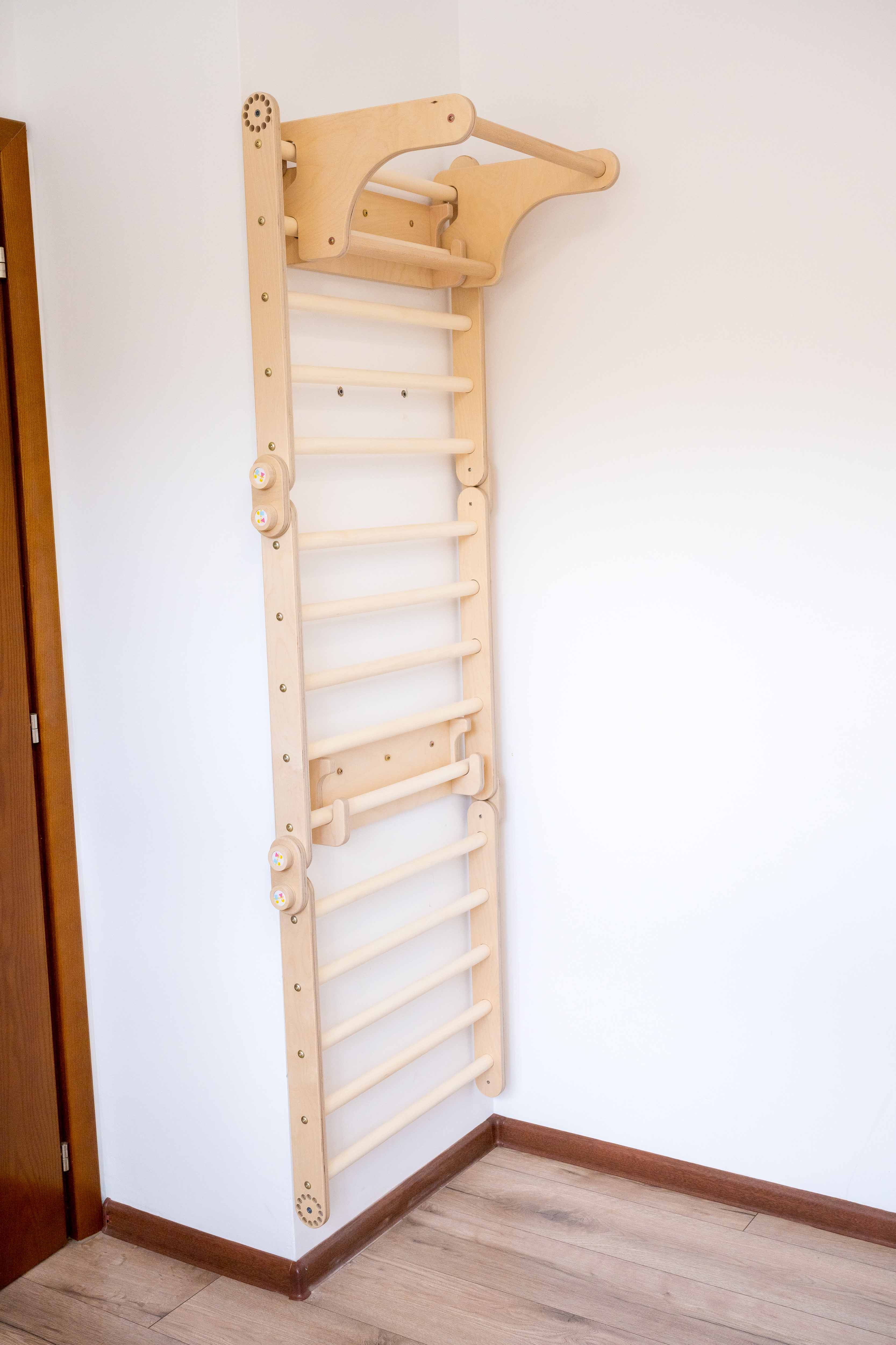 141_Mur suédois Montessori pour enfants avec anneaux, rampe escalade/toboggan 2-en-1, table, tabouret, balançoire-disque et corde d’escalade