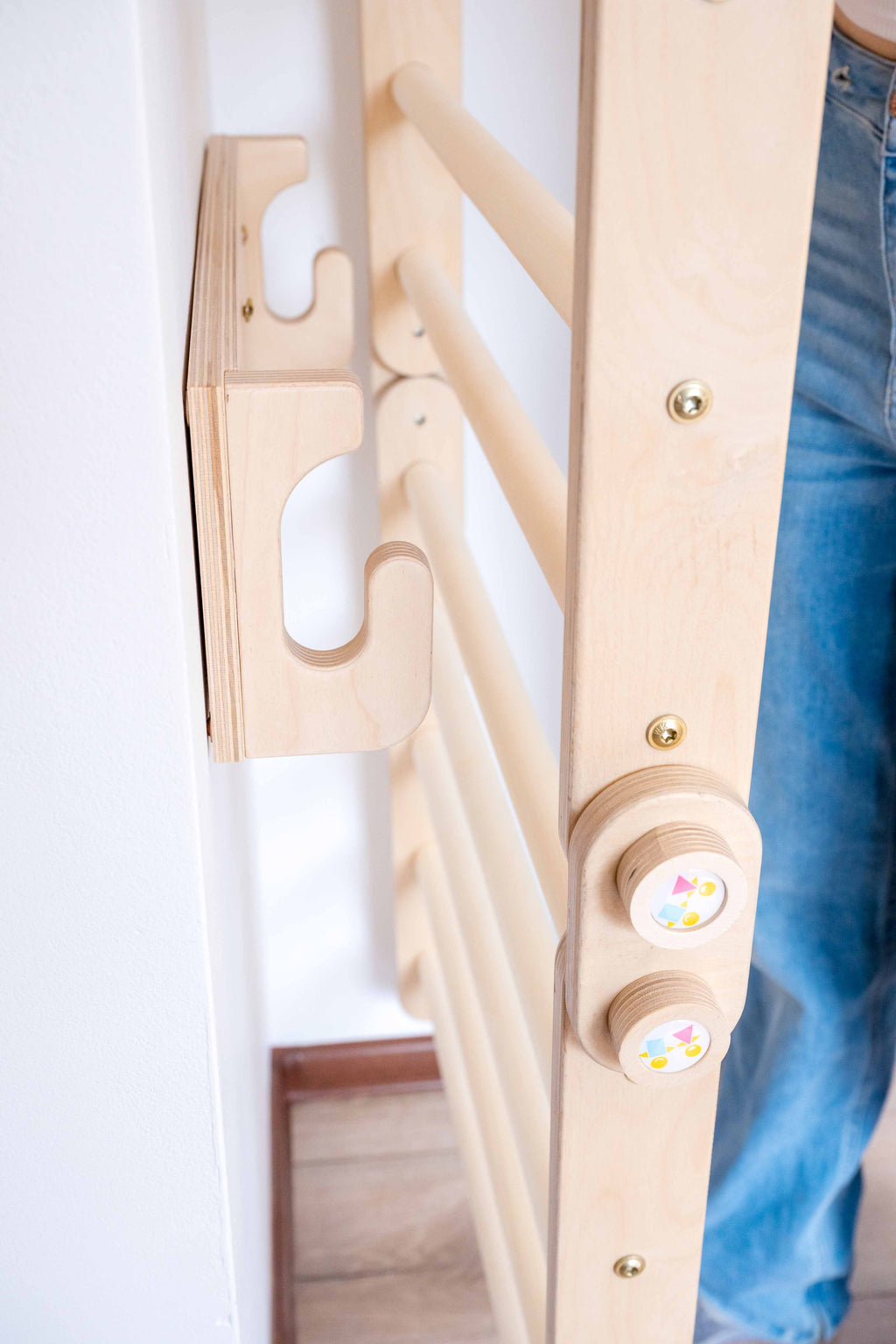 121_Mur suédois enfant avec anneaux de gymnastique et disque 2-en-1 (balançoire + corde d’escalade)