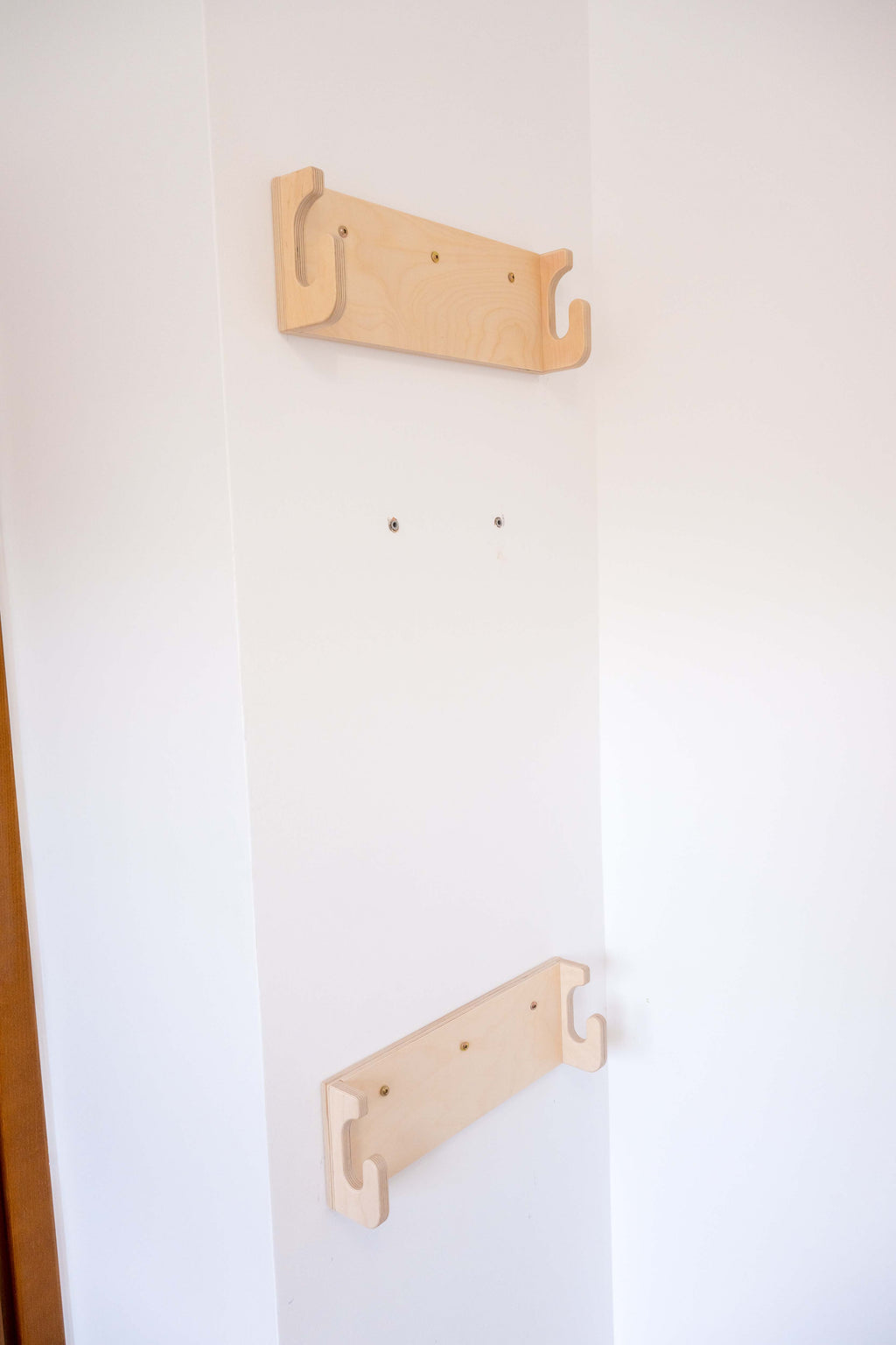 112_Mur suédois pour enfants avec anneaux de gymnastique et disque en bois 2-en-1 (balançoire + corde d’escalade)