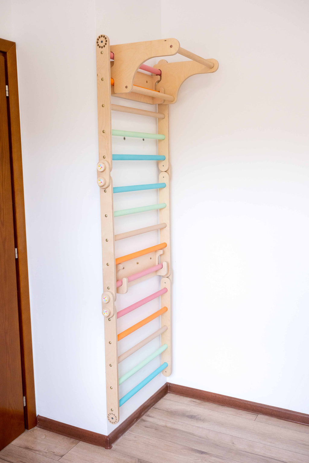 112_Mur suédois pour enfants avec anneaux de gymnastique et disque en bois 2-en-1 (balançoire + corde d’escalade)