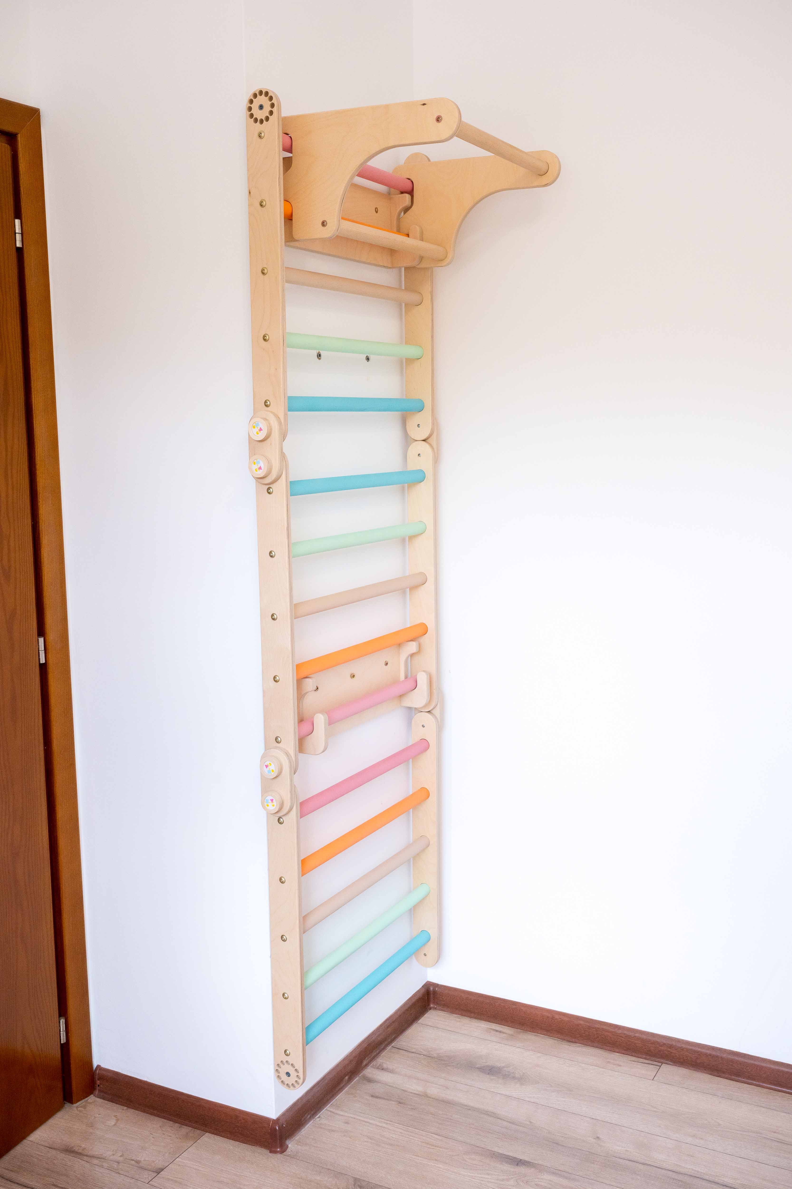 112_Mur suédois pour enfants avec anneaux de gymnastique et disque en bois 2-en-1 (balançoire + corde d’escalade)