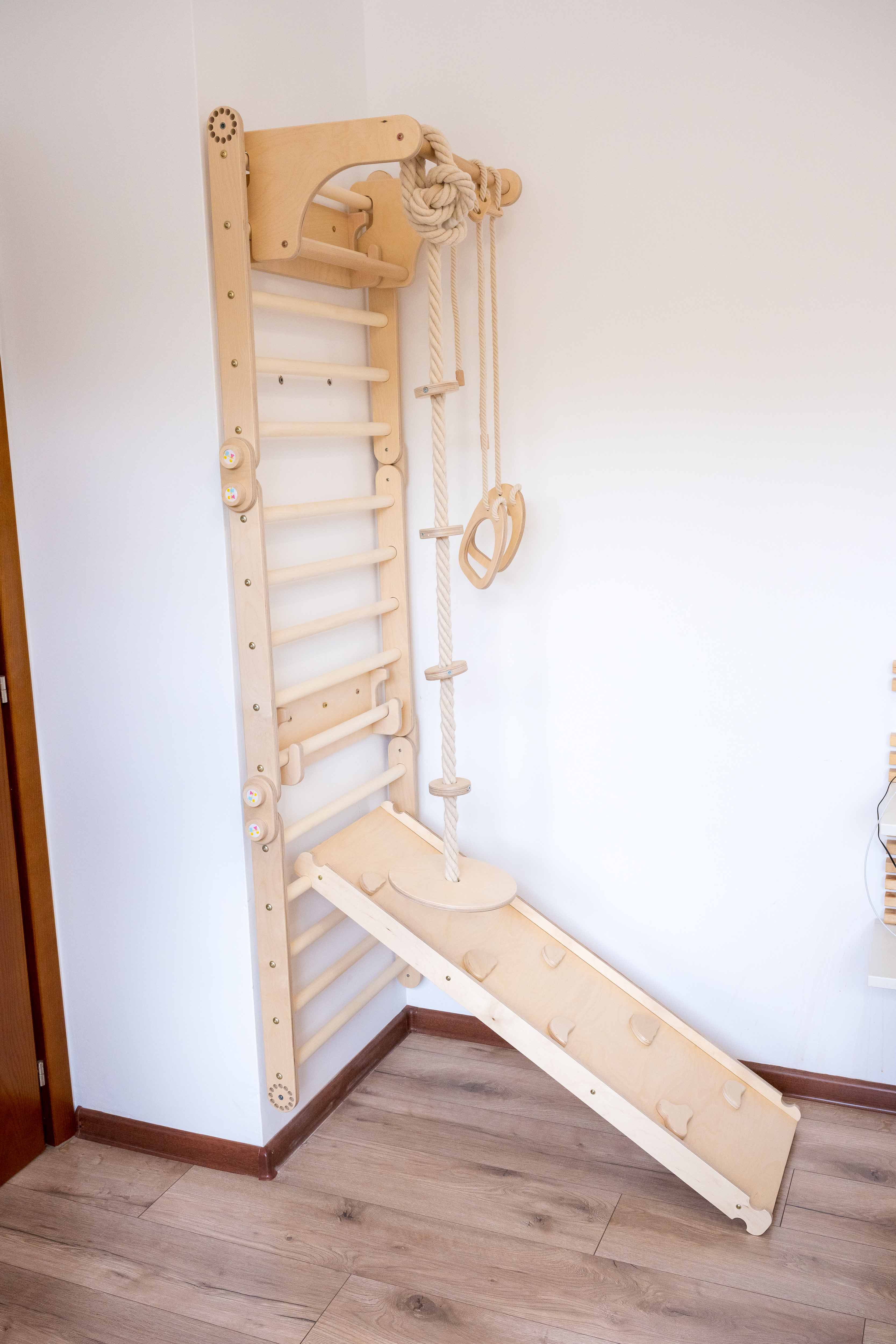 120_Mur suédois enfant modulable – 3 échelles + rampe + anneaux + corde/balançoire