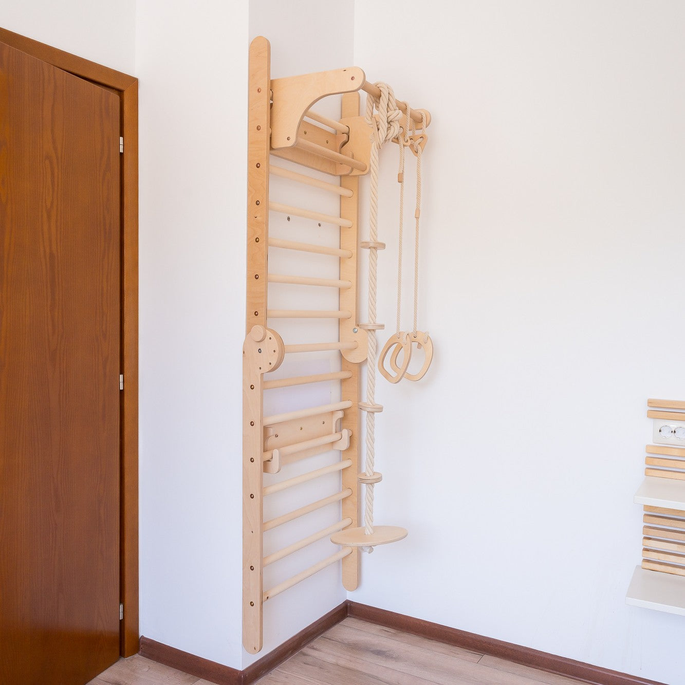 119_Set 6-en-1 mur suédois / triangle de Pikler pliable avec rampe escalade/toboggan, anneaux de gymnastique, disque en bois 2-en-1 (balançoire + corde d’escalade), table et tabouret