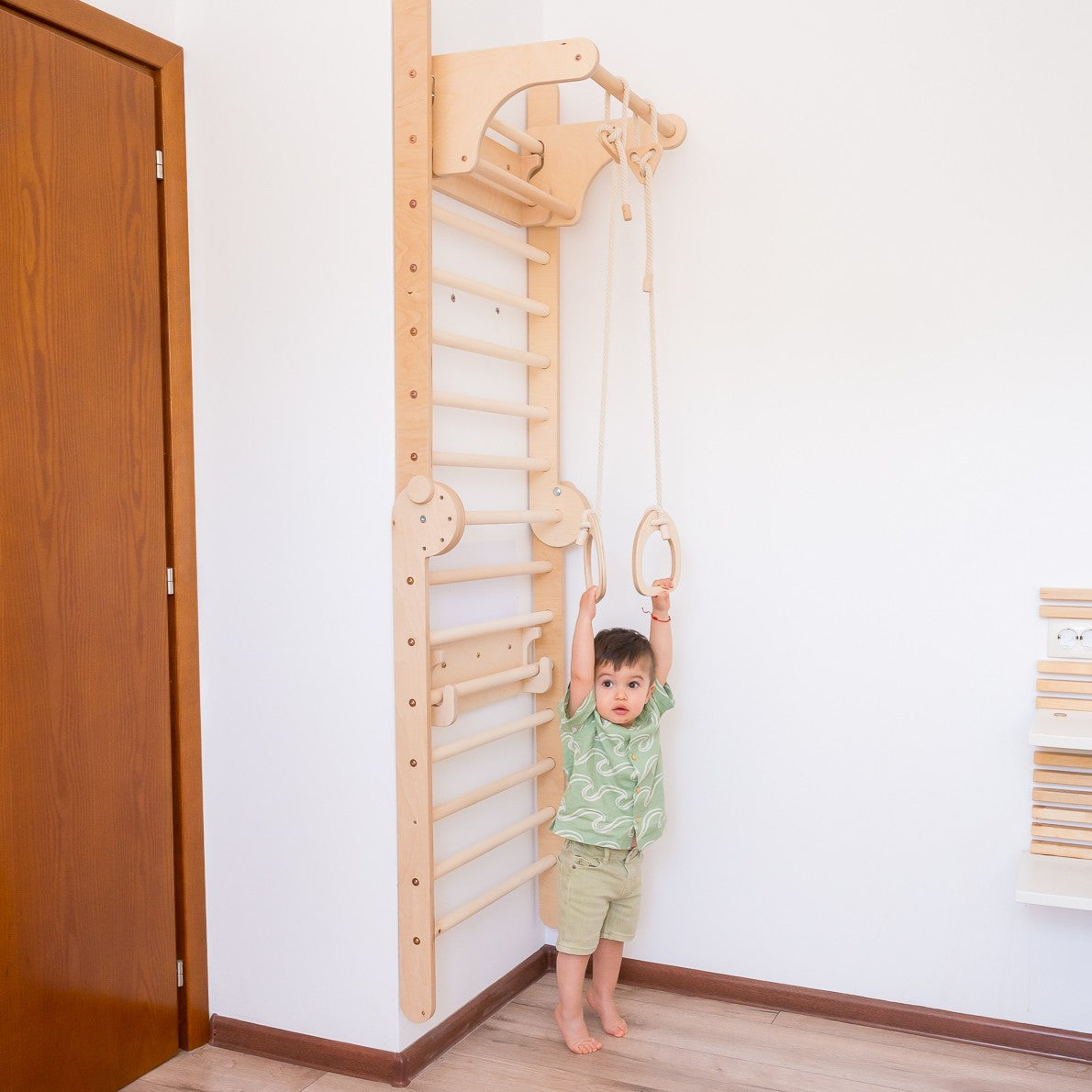 119_Set 6-en-1 mur suédois / triangle de Pikler pliable avec rampe escalade/toboggan, anneaux de gymnastique, disque en bois 2-en-1 (balançoire + corde d’escalade), table et tabouret