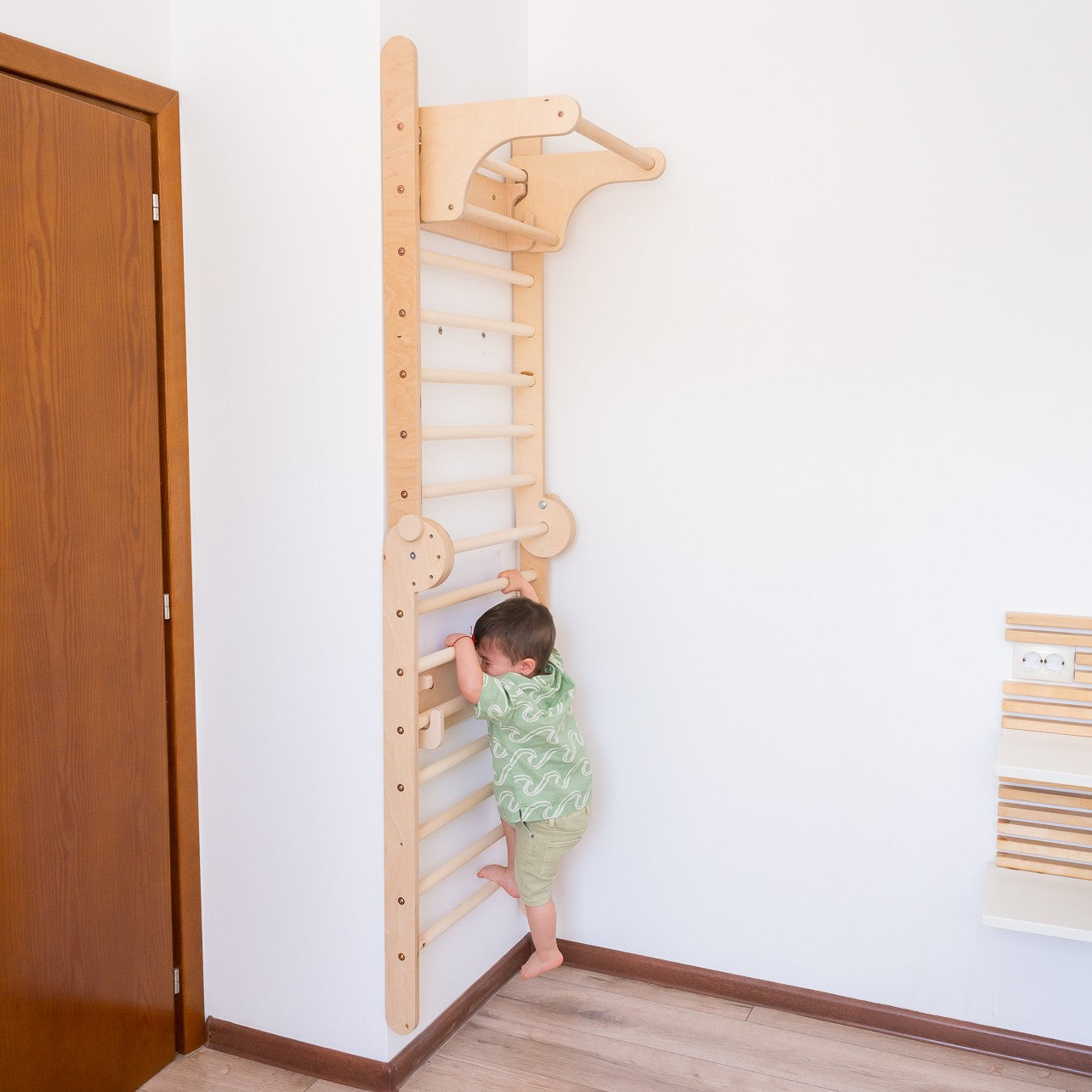 119_Set 6-en-1 mur suédois / triangle de Pikler pliable avec rampe escalade/toboggan, anneaux de gymnastique, disque en bois 2-en-1 (balançoire + corde d’escalade), table et tabouret