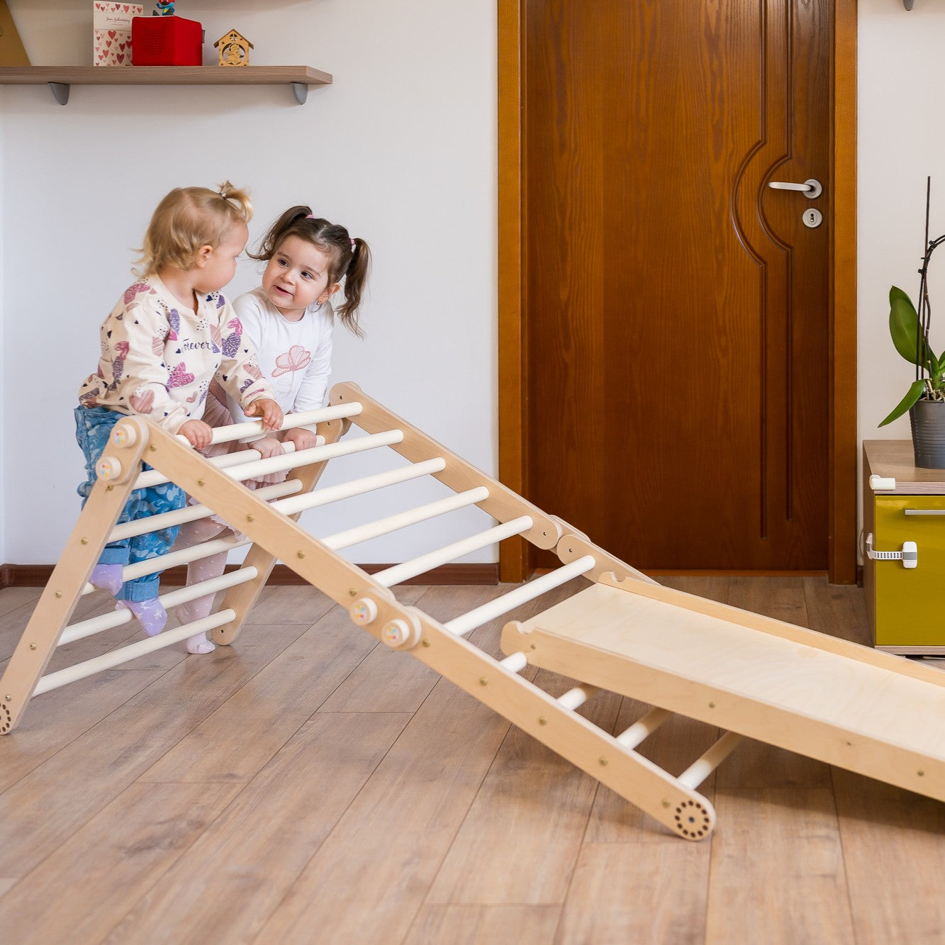 146_Triangle de Pikler d’escalade modulable (4 modules) avec rampe double face et arche de motricité