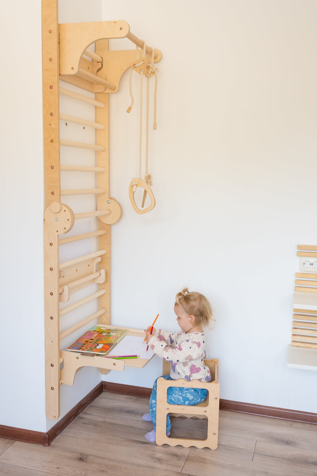 119_Set 6-en-1 mur suédois / triangle de Pikler pliable avec rampe escalade/toboggan, anneaux de gymnastique, disque en bois 2-en-1 (balançoire + corde d’escalade), table et tabouret