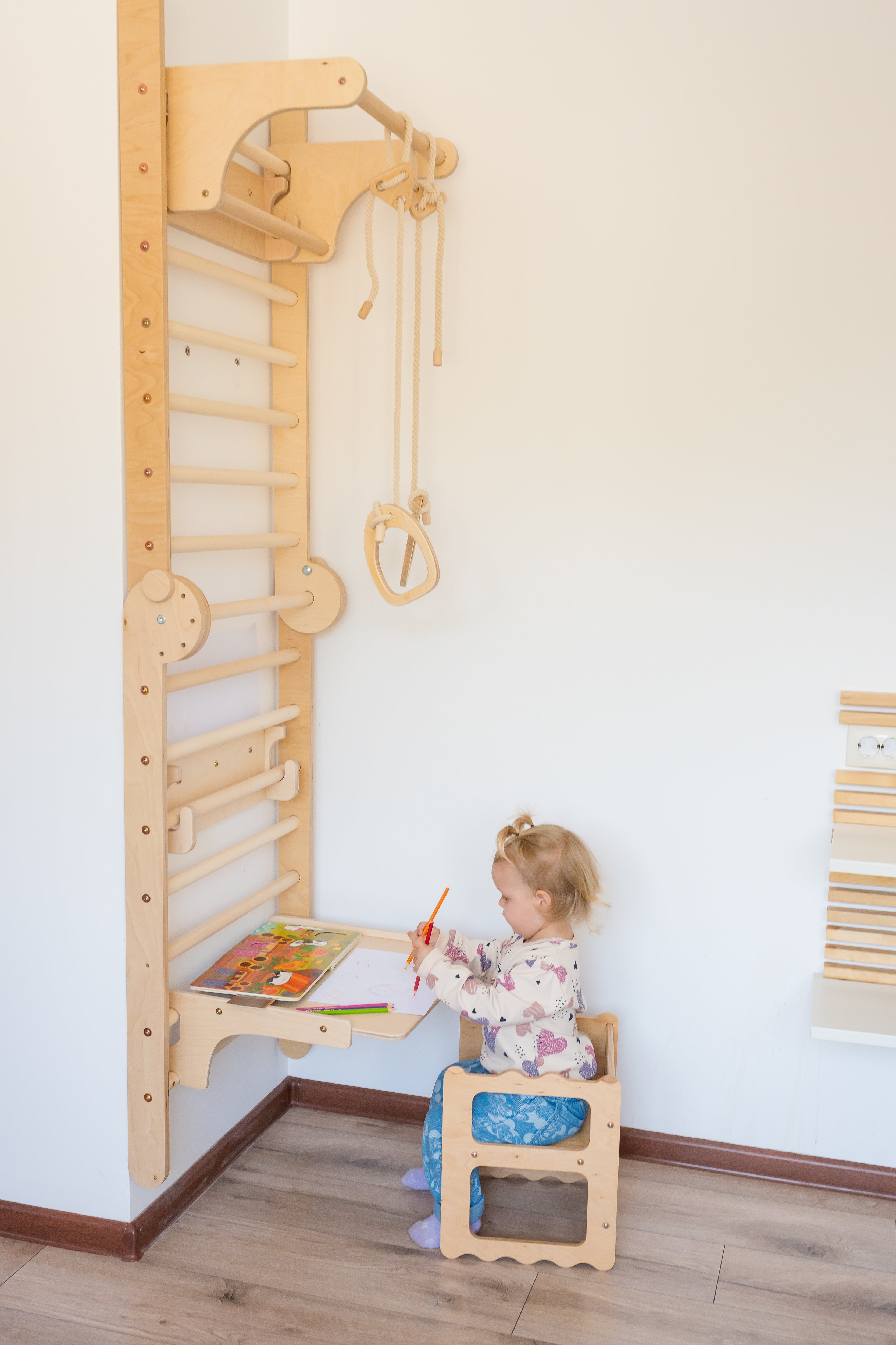 119_Set 6-en-1 mur suédois / triangle de Pikler pliable avec rampe escalade/toboggan, anneaux de gymnastique, disque en bois 2-en-1 (balançoire + corde d’escalade), table et tabouret