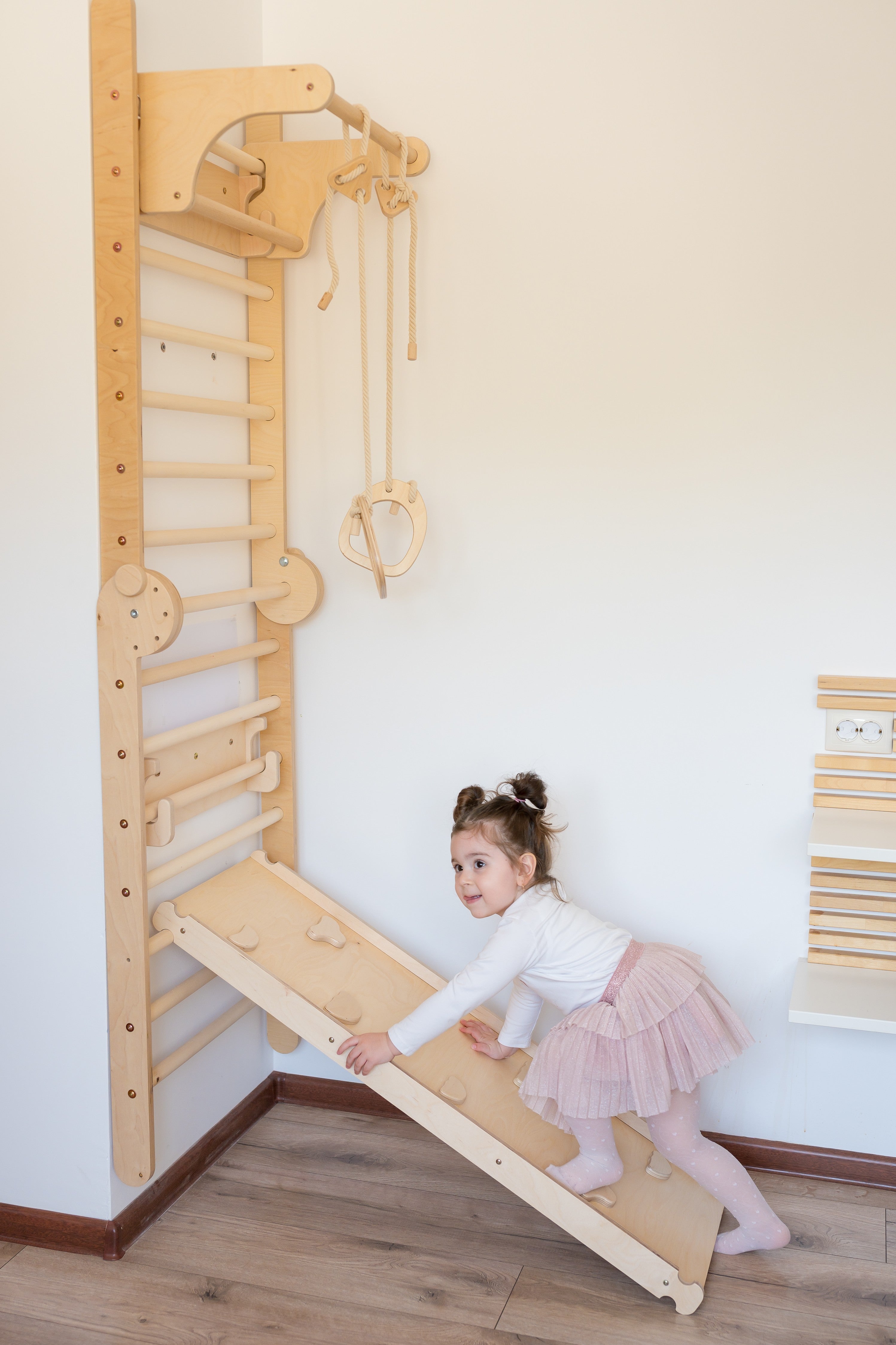119_Set 6-en-1 mur suédois / triangle de Pikler pliable avec rampe escalade/toboggan, anneaux de gymnastique, disque en bois 2-en-1 (balançoire + corde d’escalade), table et tabouret