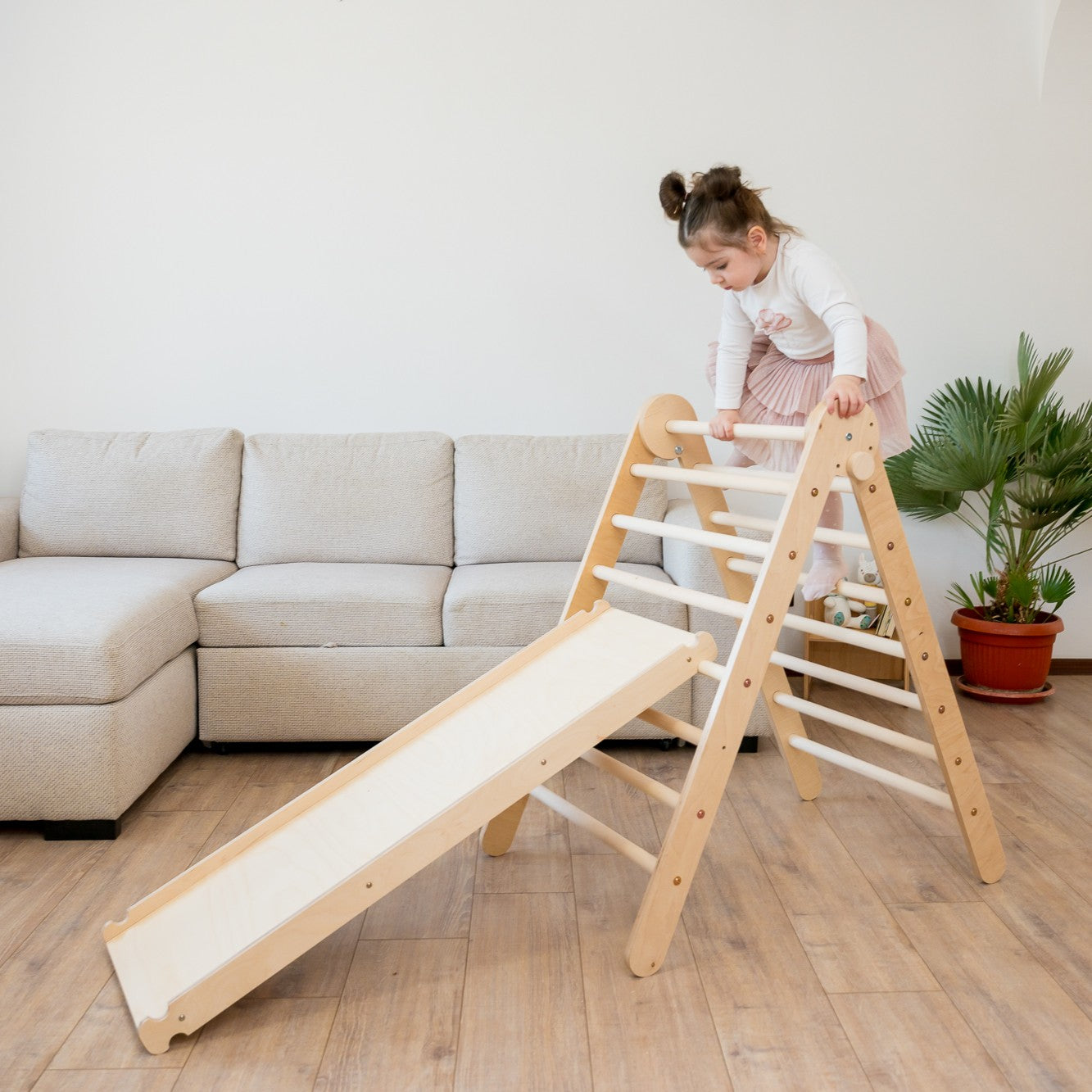 119_Set 6-en-1 mur suédois / triangle de Pikler pliable avec rampe escalade/toboggan, anneaux de gymnastique, disque en bois 2-en-1 (balançoire + corde d’escalade), table et tabouret