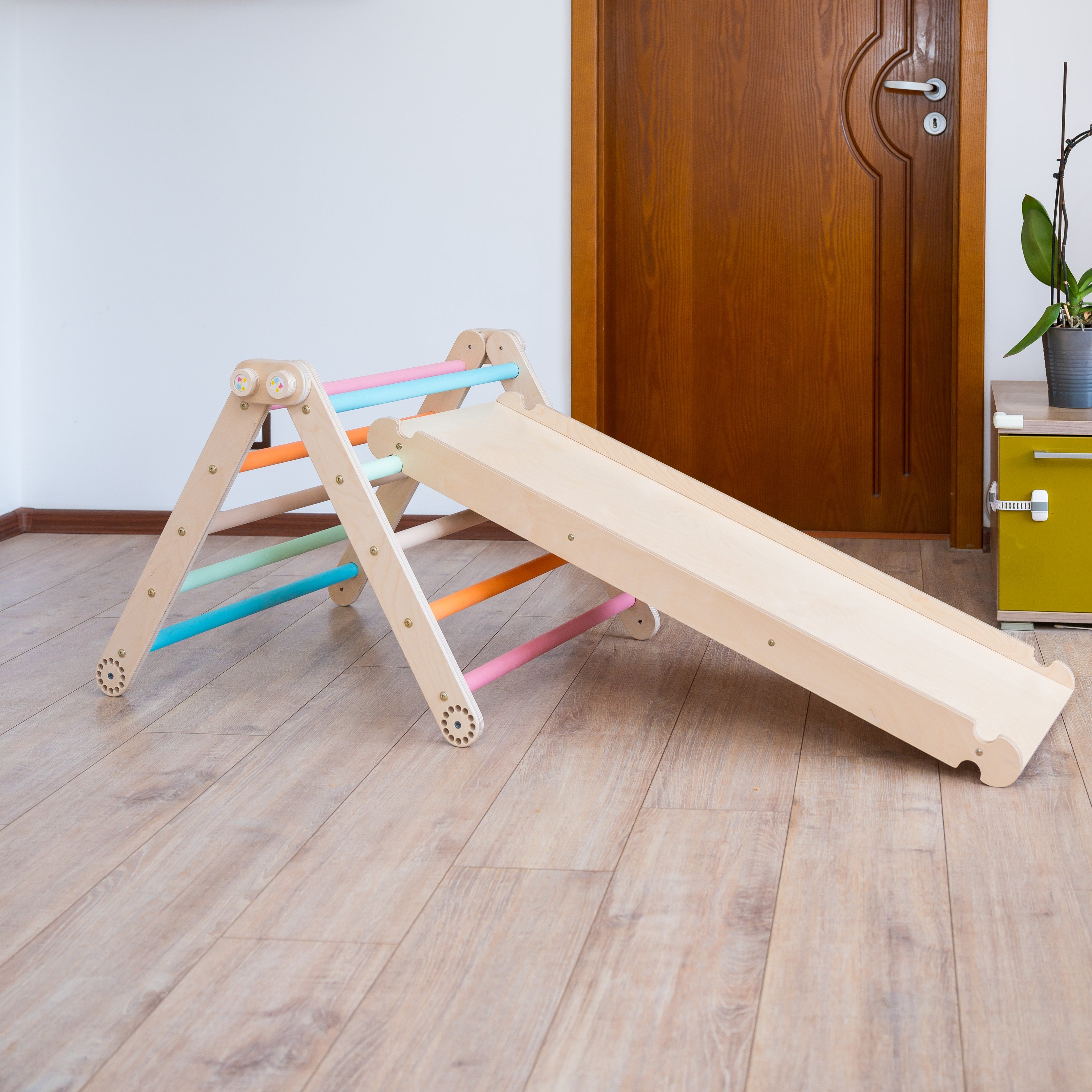 104_Triangle d’escalade Pikler avec rampe 2-en-1 (toboggan et face escalade)