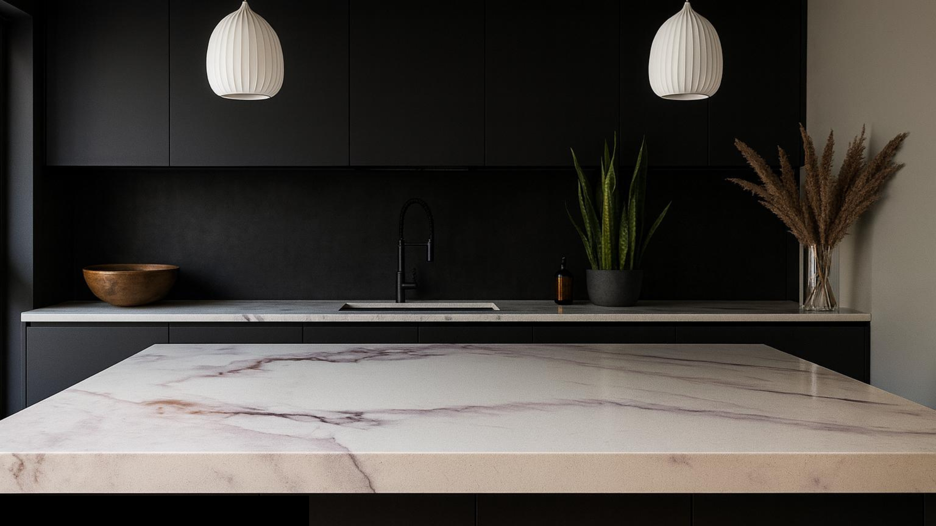 Plan de travail en améthyste laiteuse sur mesure pour cuisine