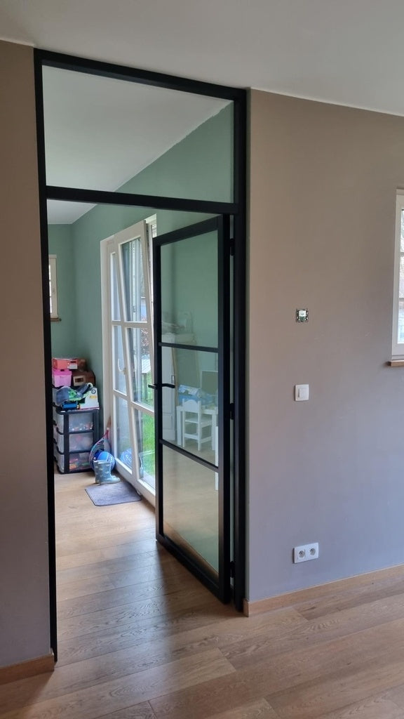 Fenêtre en bois un ventail avec imposte à soufflet